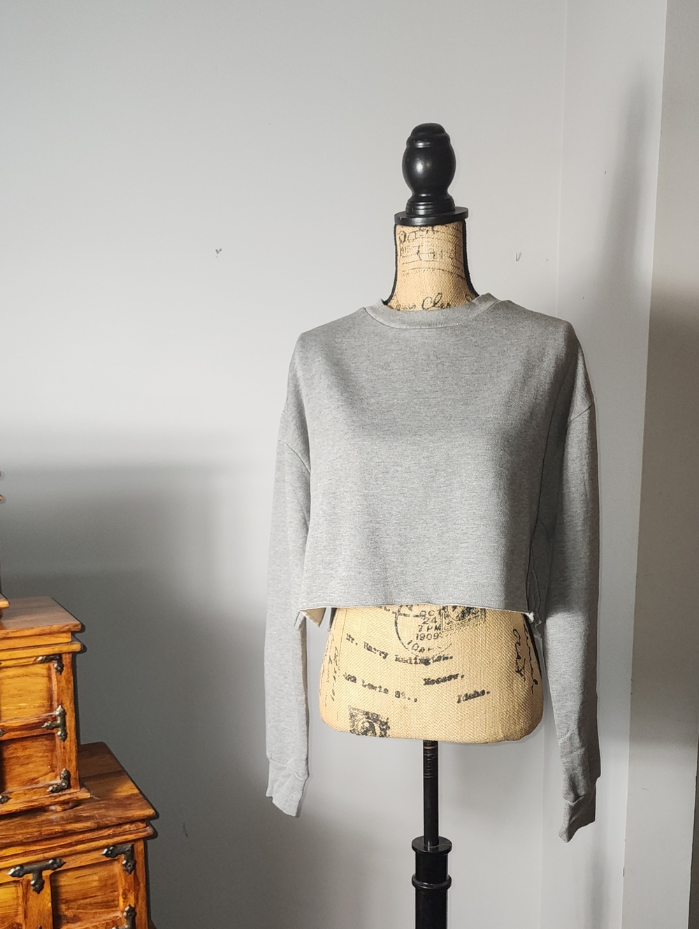 Socialite Gray Cropped Crewneck Sweater Long Sleeve Raw Hem MEDIUM